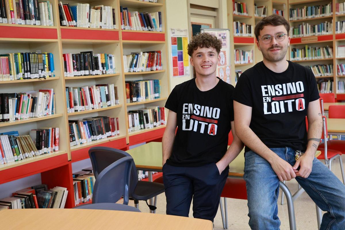 Antón Álvarez junto su profesor Alejandro Morón, en la biblioteca del instituto.