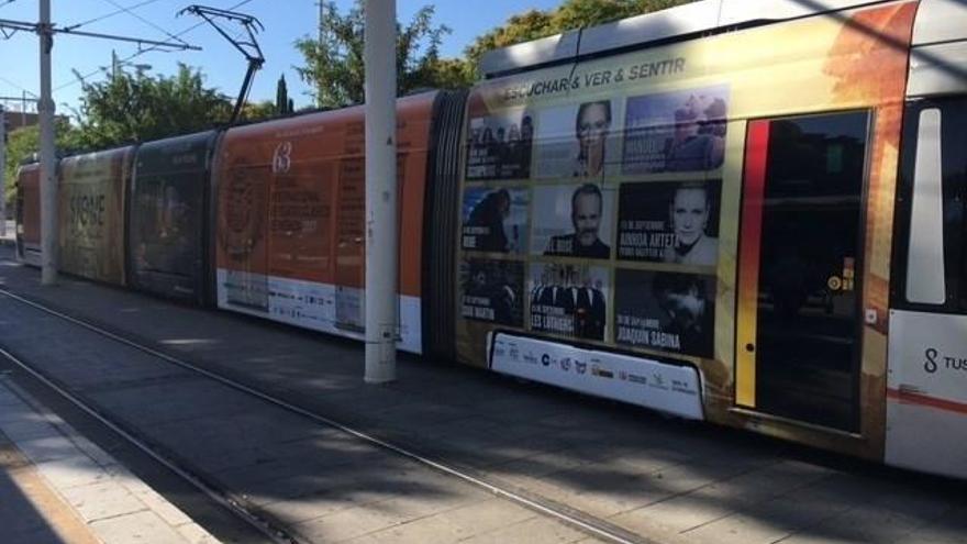 El tranvía de Sevilla lleva imágenes promocionales del Festival de Mérida y el Stone &amp; Music Festival