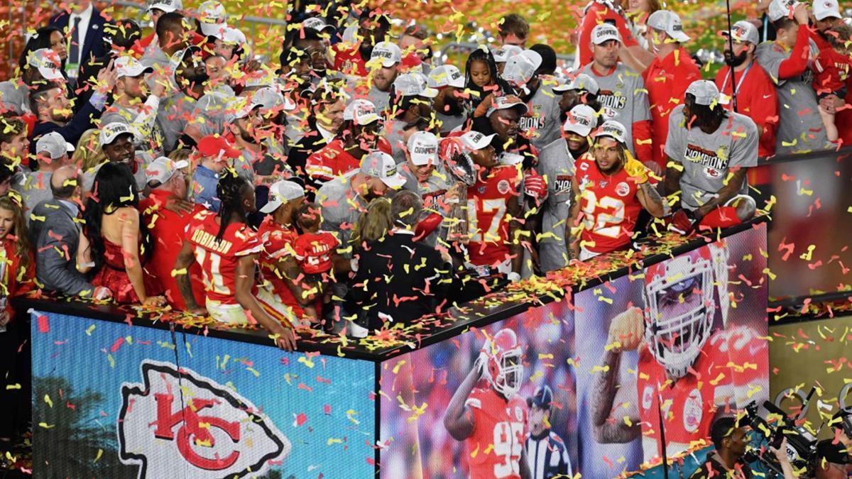 Los Kansas City Chiefs celebran en el podio después de ganar el Super Bowl LIV entre los Kansas City Chiefs y los San Francisco 49ers en el Hard Rock Stadium de Miami Gardens.