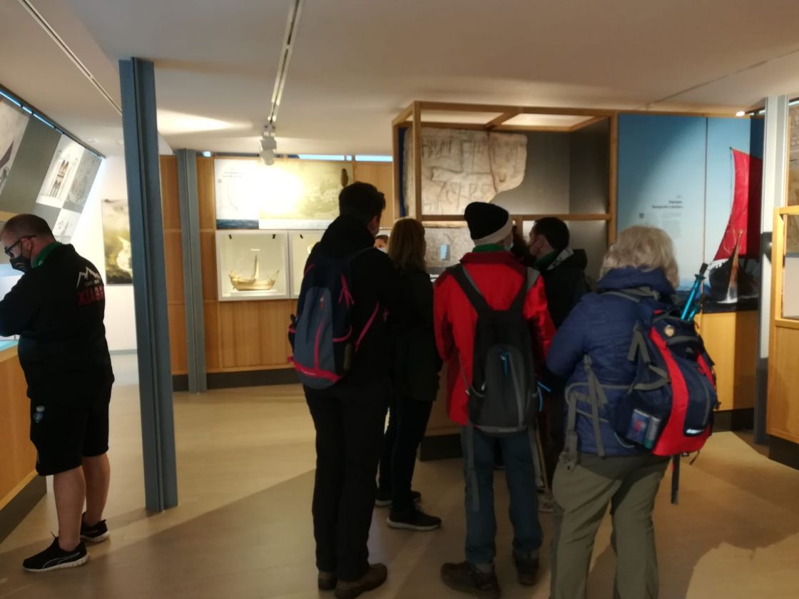 Un momento de la ruta para descubrir petroglifos, cruces de piedra, molinos y demás elementos que enriquecen la oferta patrimonial y turística de Catoira.