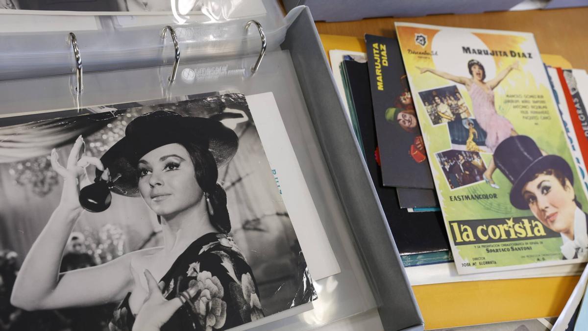 Los álbumes de fotos de Marujita Díaz que conserva el Muséu del Pueblu d'Asturies, en imágenes