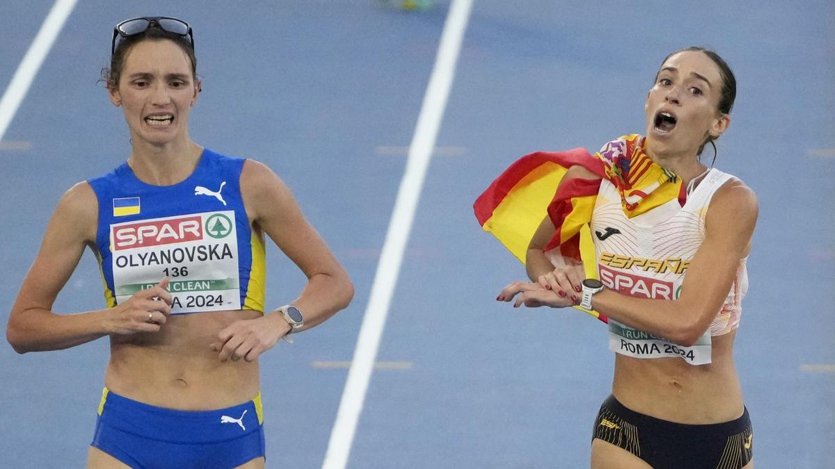 Laura García Caro se ve sorprendida por la atleta ucraniana Lyudmila Olyanovska sobre la línea de meta.