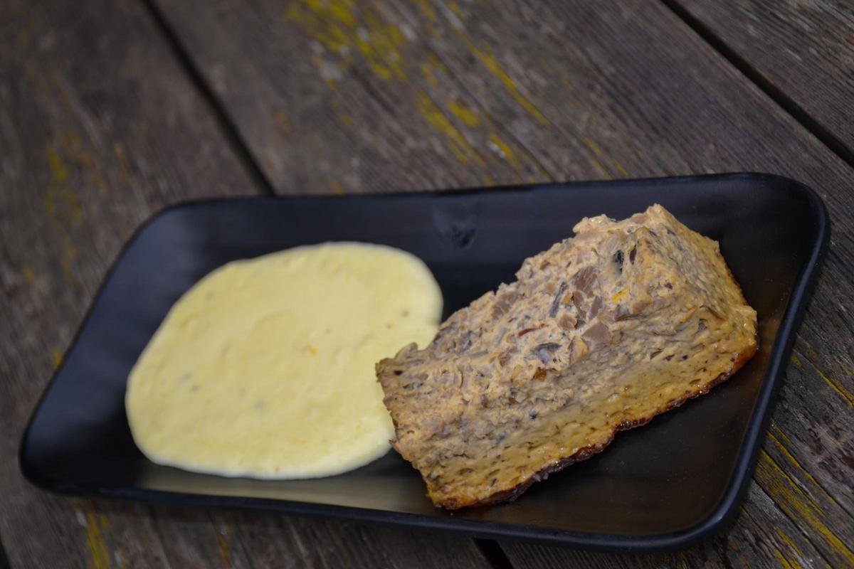 Pastel de setas con salsa suave de queso.