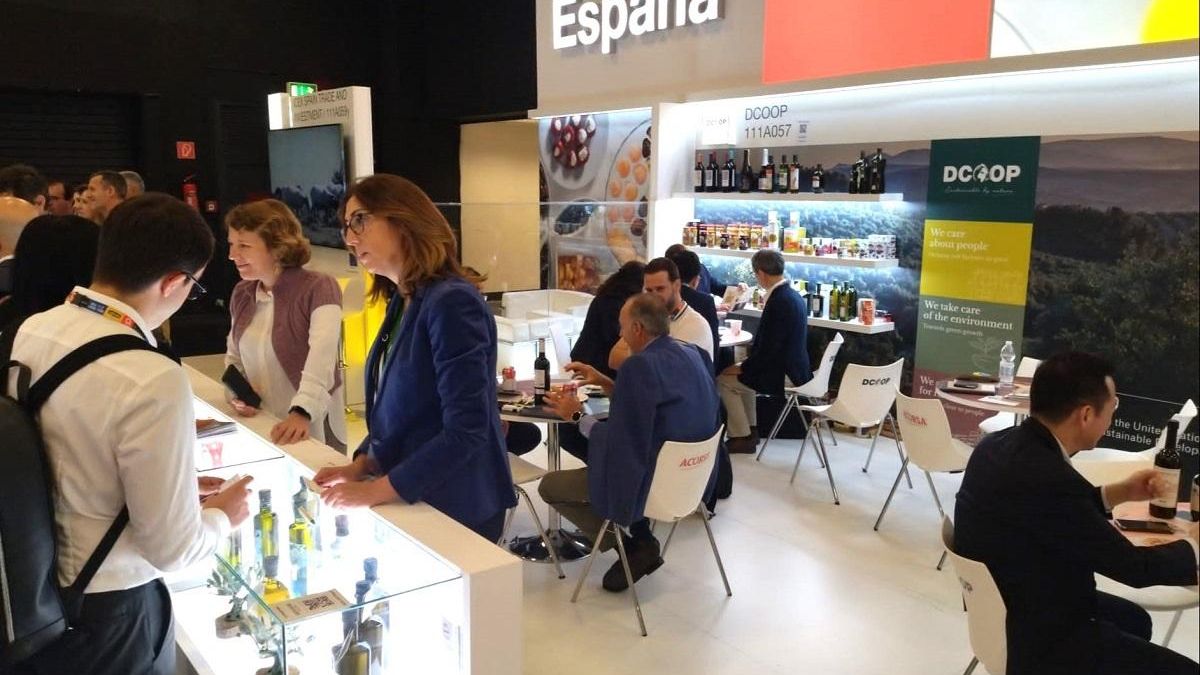 Un expositor de Dcoop en la feria de alimentos y bebidas Anuga,  que se celebra en Colonia.