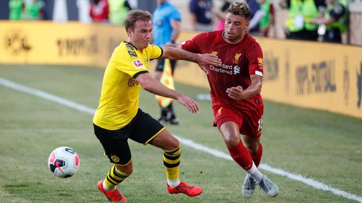 Götze disputando un balón durante un amistoso ante el Liverpool