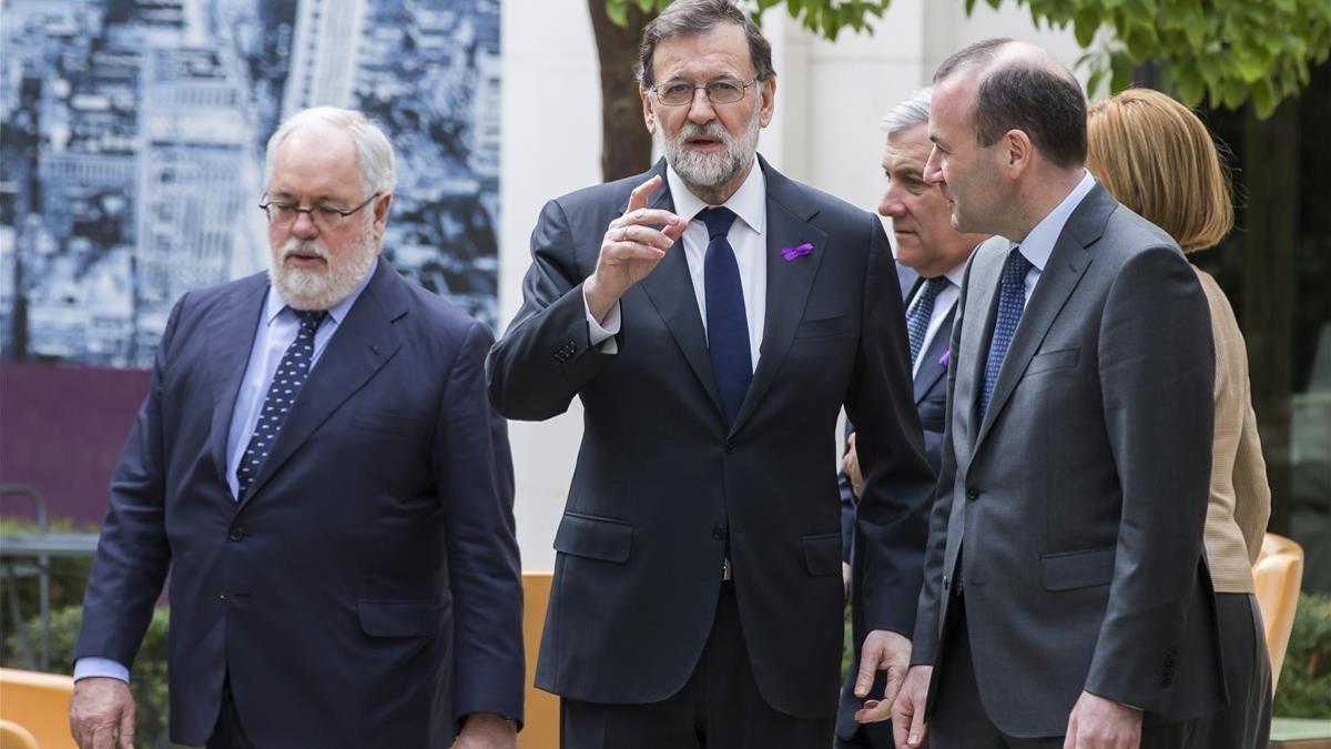 Mariano Rajoy junto a Manfred Weber y Arias Cañete en Valencia