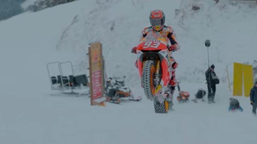 Marc Márquez gaudeix de la moto sobre la neu dels Alps