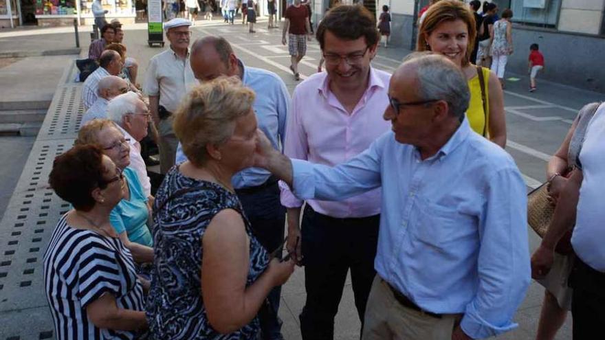 Los candidatos del PP, acompañados por Mañueco, saludan a ciudadanos en Santiago el Burgo.