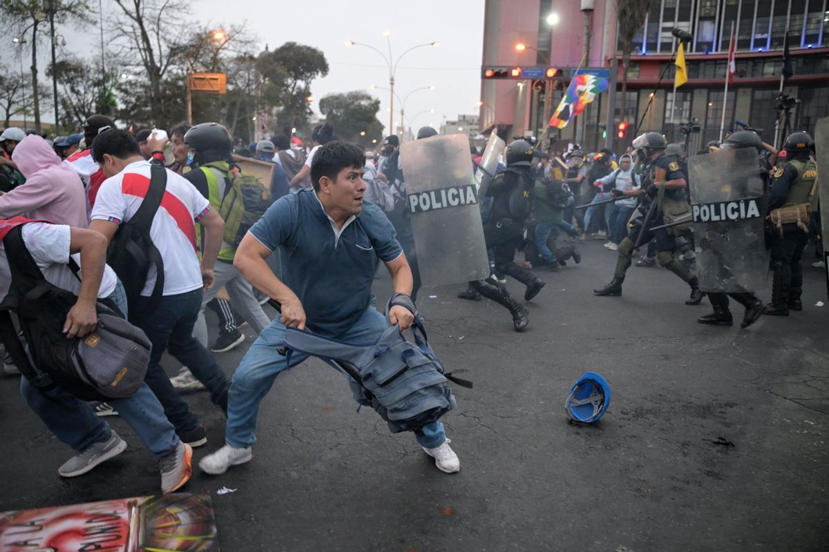 La Policía retira a manifestantes que llegaron hasta los exteriores del Congreso de Perú