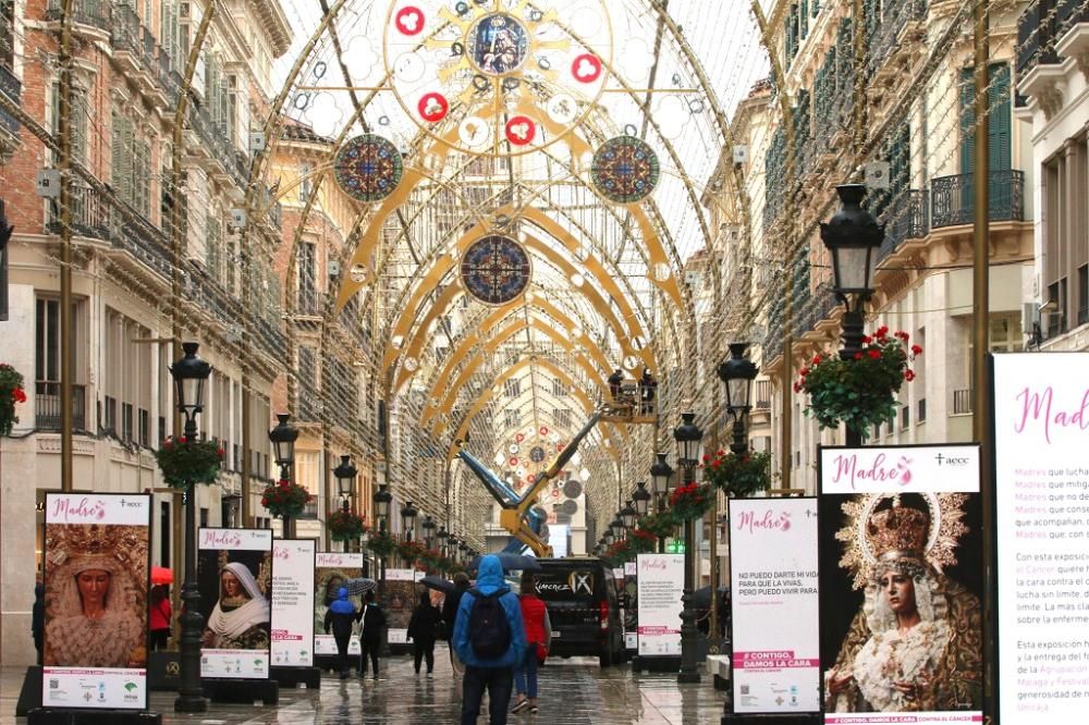 Instalación de las luces de Navidad en la calle Larios.