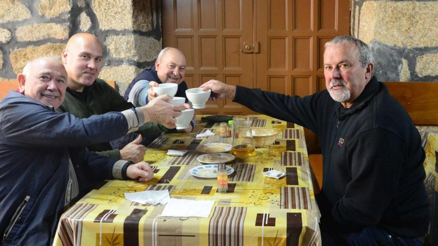 Grupo de amigos, ayer,en San Martiño..