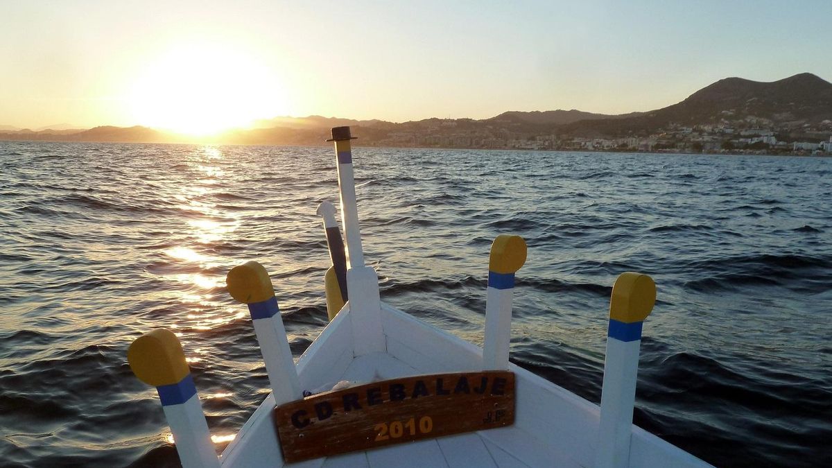 Barca de Jábega en una puesta de sol. La ABJ celebrará el Solsticio de Verano.