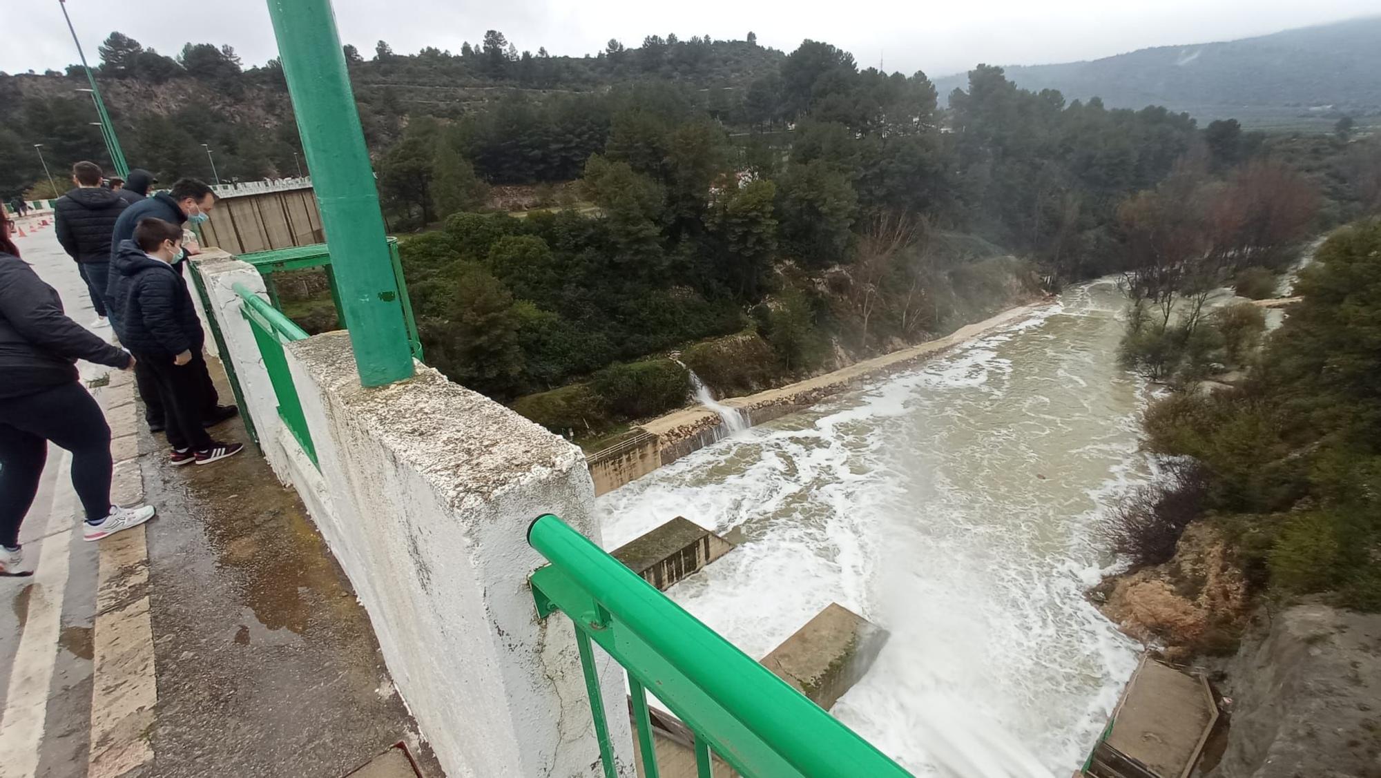 Imágenes del pantano de Beniarrés dejando salir el agua