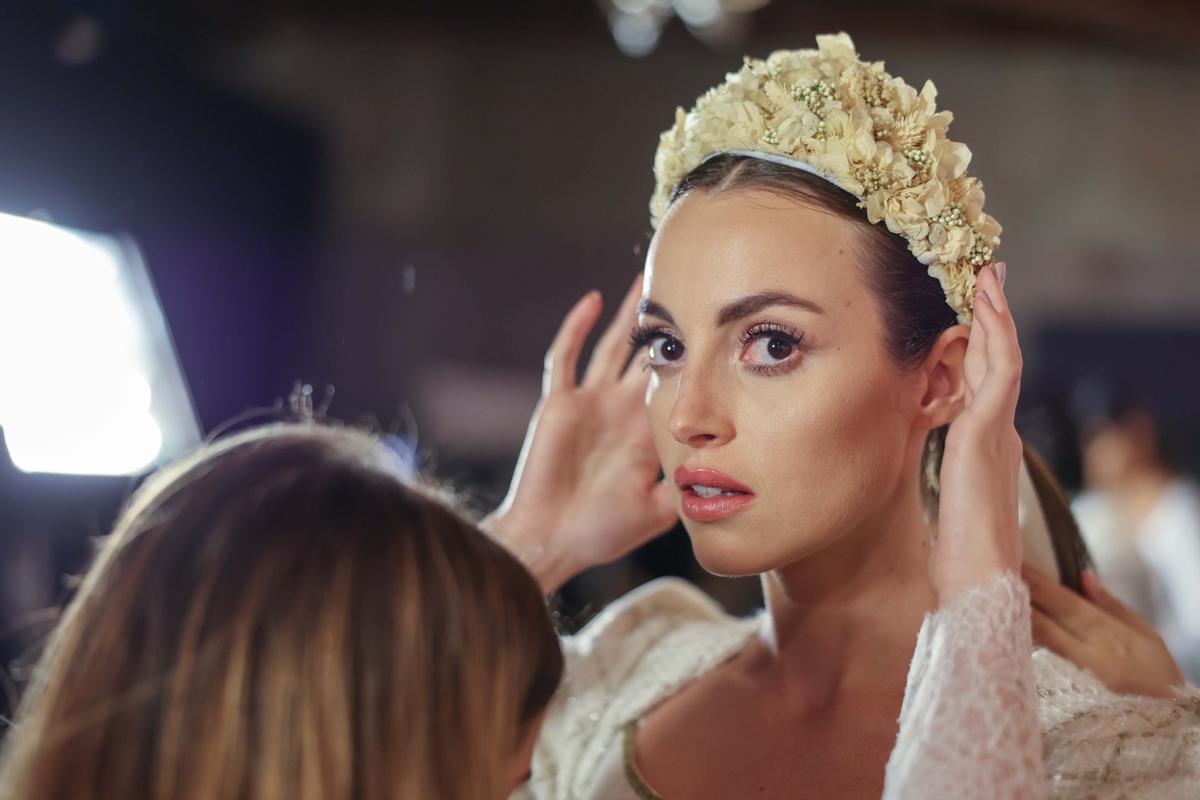 Las modelos se preparan para el desfile de Ogadenia.