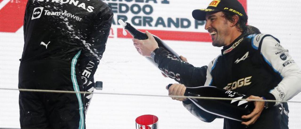 Podio con sabor a victoria para Fernando Alonso tras una lucha