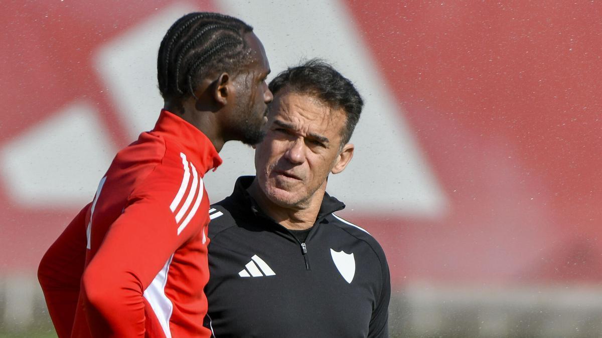 Luis García Plaza dialoga con Nianzou en el primer entrenamiento del técnico madrileño al frente del Sevilla FC