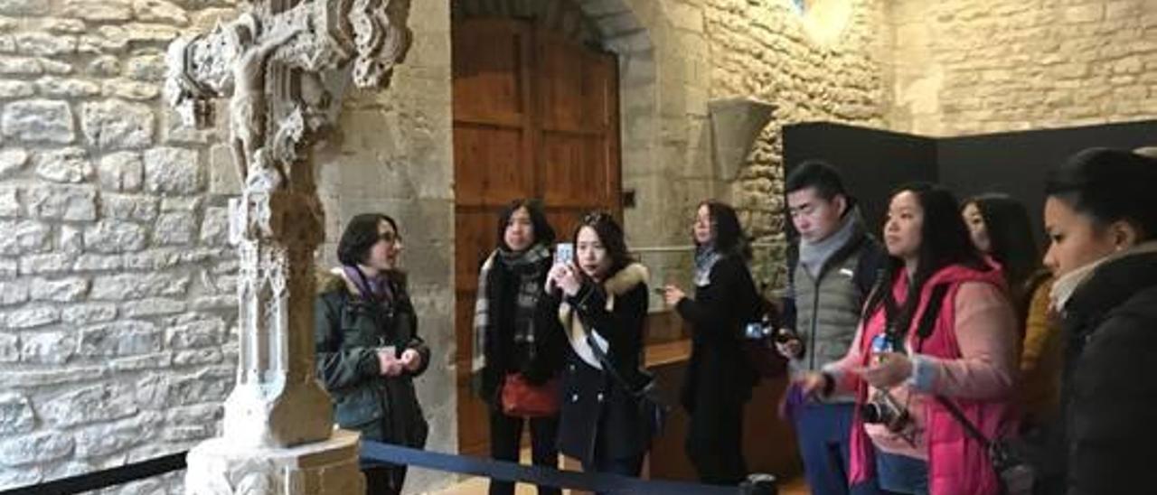 La delegación turística de China en el castillo de Peñíscola.