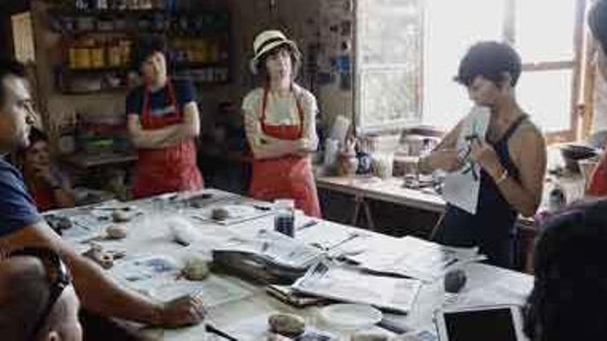 Los alumnos aprenden caligrafía japonesa en el taller de Gamones.