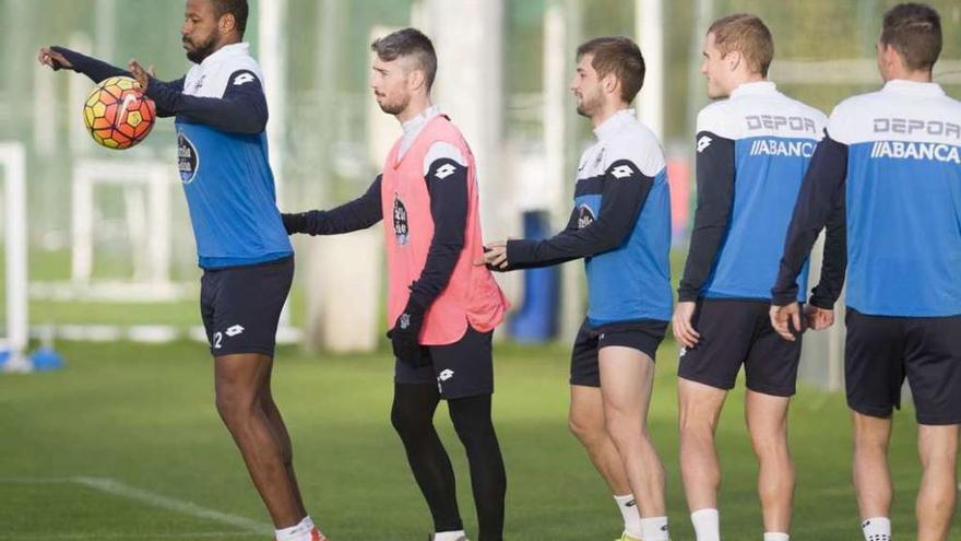 Los futbolistas en la sesión de recuperación tras superar al Llagostera.