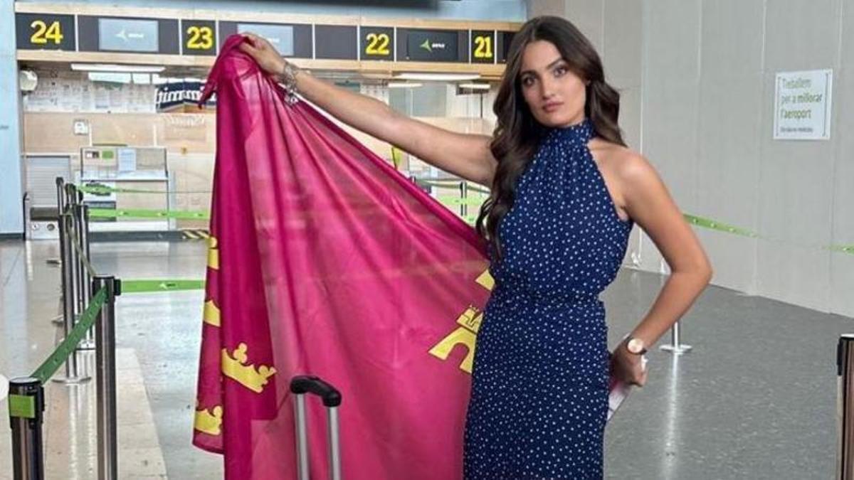 Andrea López, la candidata murciana a Miss Mundo 2023, a su llegada a Tenerife, donde se celebrará el certamen