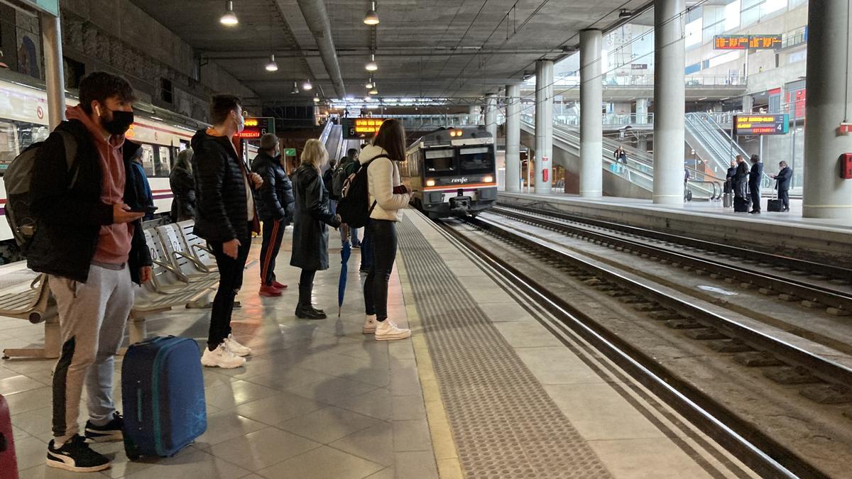 Pasajeros esperan la llegada de un tren en la estación de Castelló en imagen de archivo.