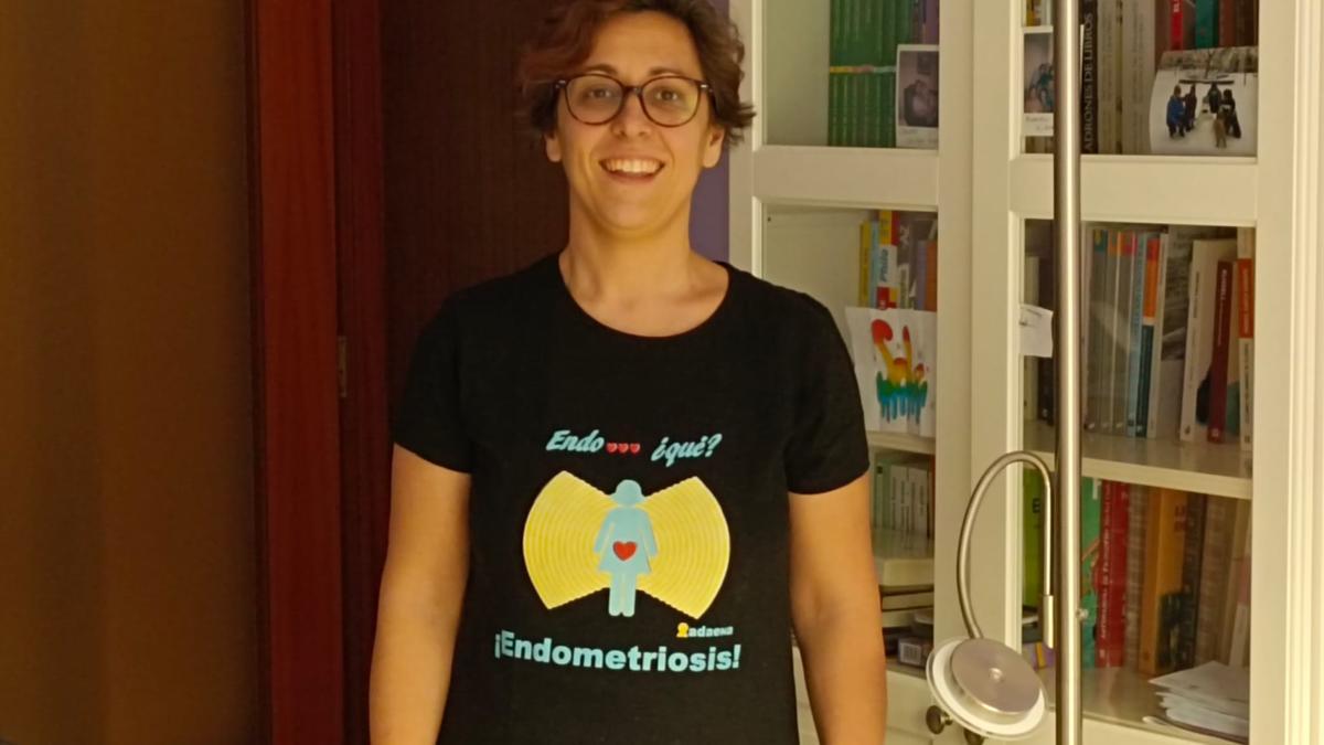 Soledad posa con una camiseta para visibilizar la enfermedad.