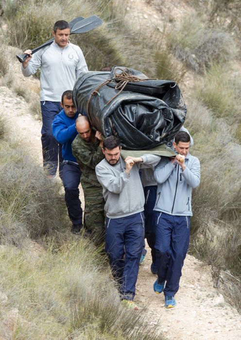 Los soldados han saltado con trajes de neopreno y con bolsas estancas para la indumentaria de tierra y las armas