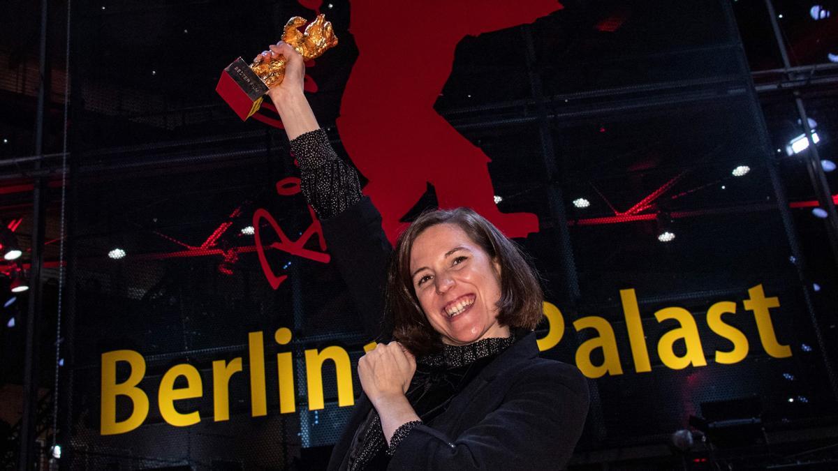 Carla Simón, con el Oso de Oro conseguido en Berlín por 'Alcarràs'