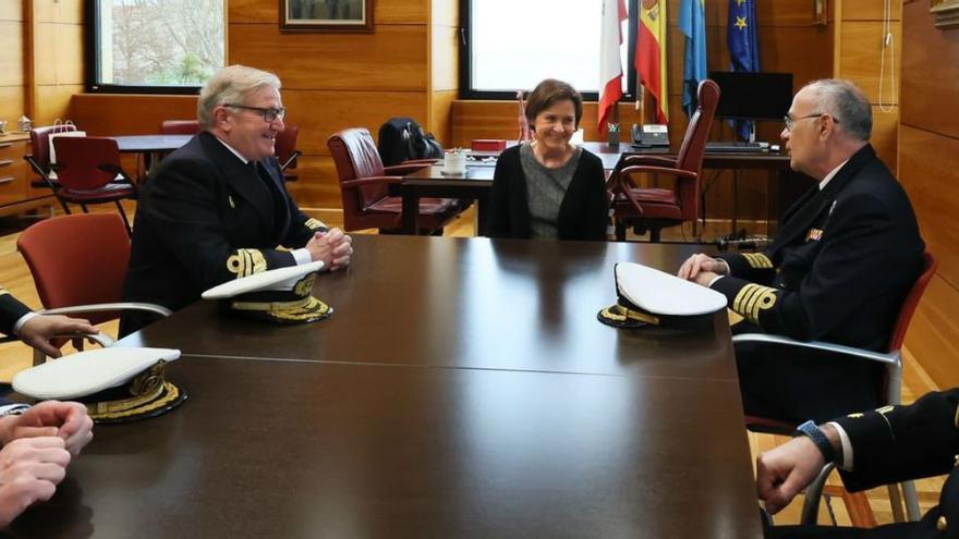 En el centro, Carmen Moriyón, flanqueada por Ignacio Frutos, almirante jefe del Arsenal Militar de Ferrol, y Luis Vicente Márquez Montero, comandante naval de Gijón, con otros compañeros, ayer, reunidos en el Ayuntamiento.