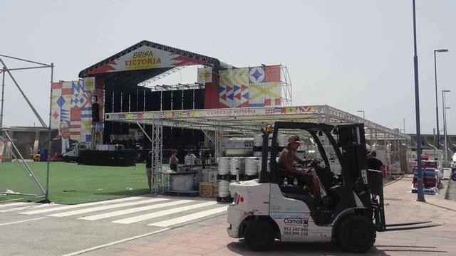Preparativos de última hora en el Dique de Levante para acoger el Brisa Festival.