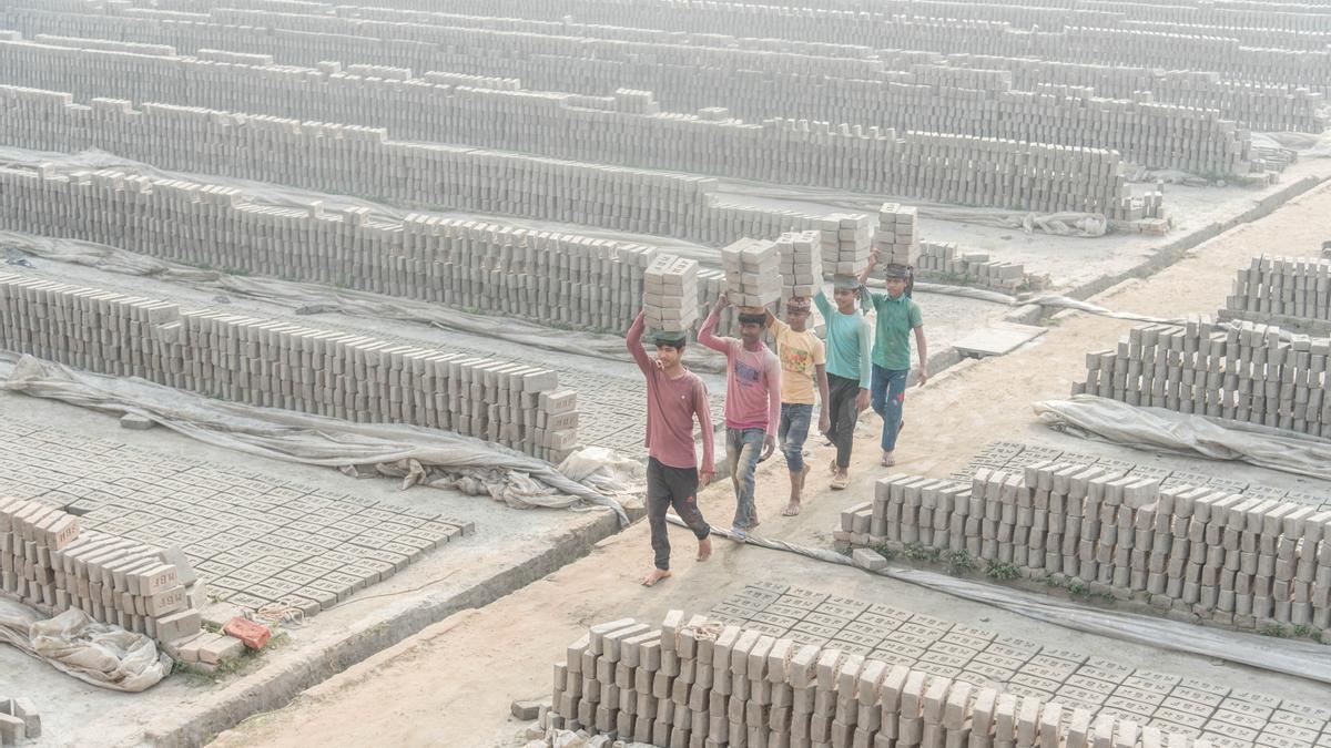 Niños trabajando en una fábrica de ladrillos en Bangladesh.