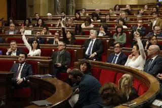La ley de memoria que obligará a retirar símbolos franquistas recibe el primer aval del Parlament