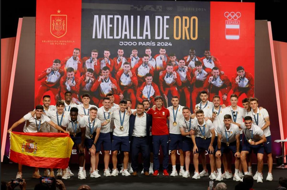 Cubarsí celebrant l'or olímpic de 2024 en futbol amb la resta de jugadors i tècnics de la selecció espanyola