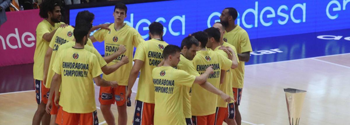 Homenaje del Valencia Basket al Villarreal