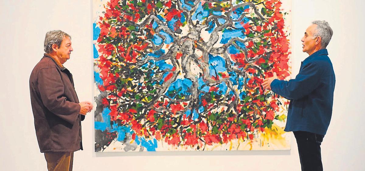 De izquierda a derecha, Carlos Díaz-Bertrana y Horacio Umpiérrez ante una obra de Juan Pedro Ayala.