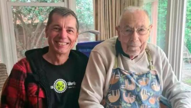 Hace seis años que no paga alquiler por una decisión que pocos entienden: la historia del hombre que vive con un abuelo de 102 años