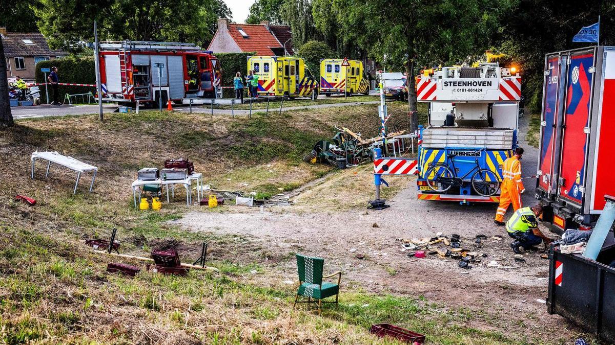 Los servicios de emergencia operan en la escena de un accidente luego de que un camión se saliera de un dique hacia una fiesta del vecindario, matando al menos a dos asistentes e hiriendo a varios más, en Nieuw-Beijerland.