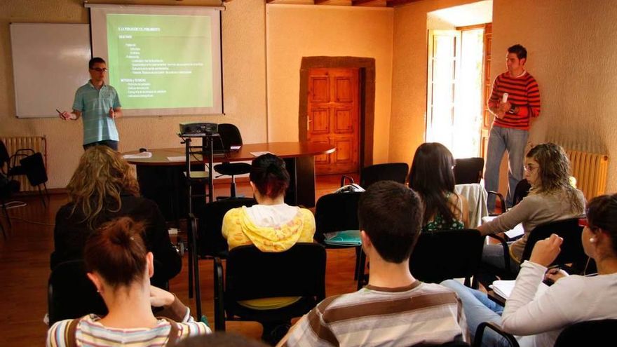 Desarrollo de un curso de verano de la Universidad de Oviedo en la Casa de la Buelga en agosto de 2011.