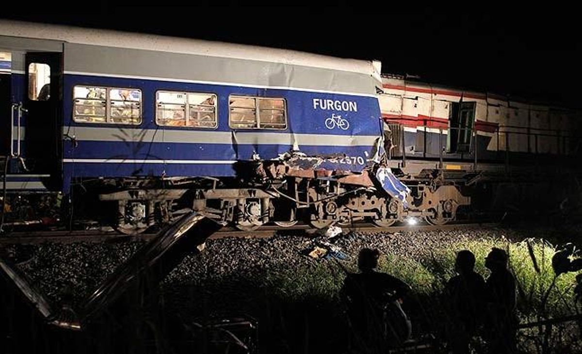 Les restes dels trens que van col·lisionar de cara es veuen a prop de l’estació de San Miguel, als afores de Buenos Aires. L’accident ha provocat almenys quatre morts i un centenar de ferits.