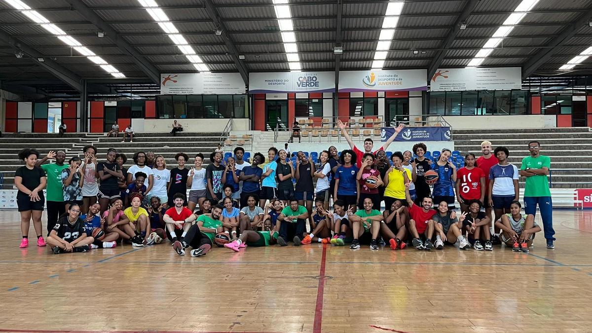 Els entrenadors manresans, els cap-verdians i les jugadores del torn de tarda, en una fotografia de família