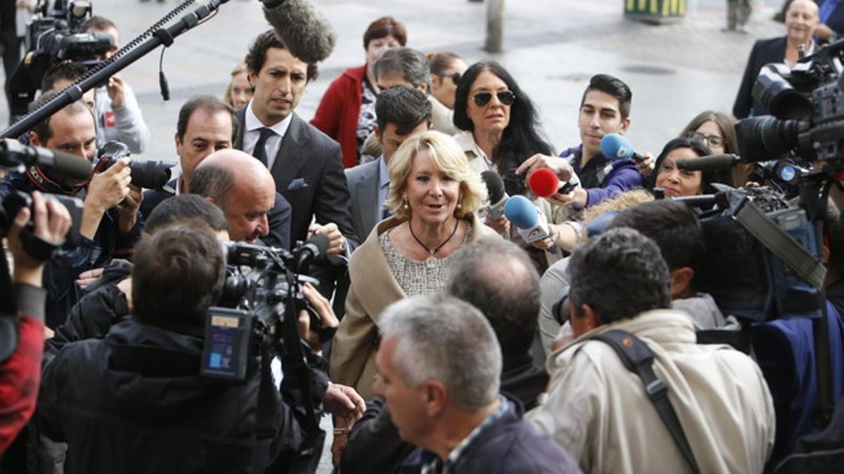 Esperanza Aguirre, rodeada de informadores, a su llegada a los Juzgados de Plaza de Castilla.