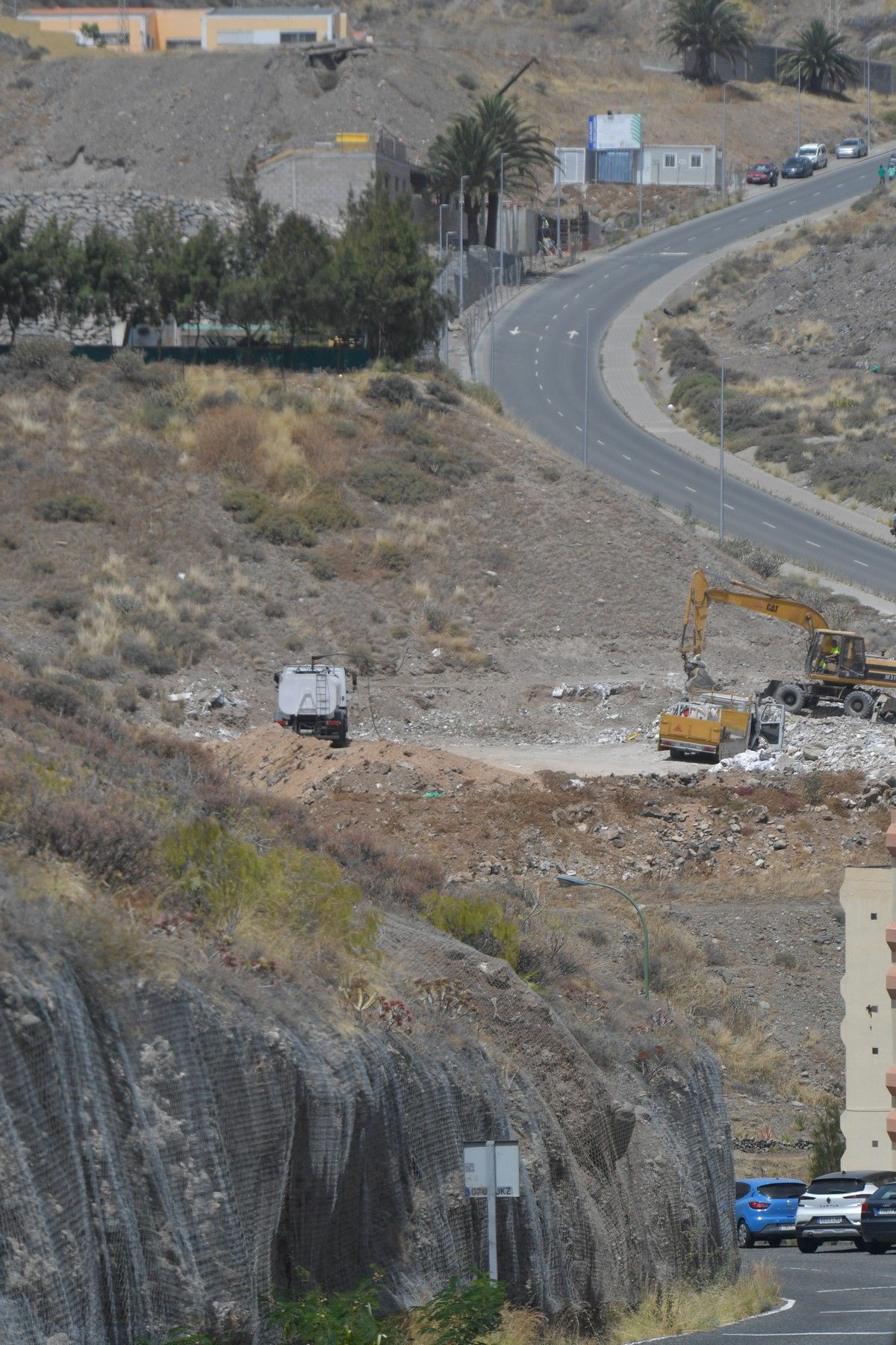 Retirada de la escombrera subida al Barrio de El Lasso