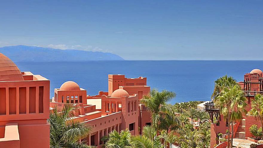 Vistas panorámicas desde el  hotel con La Gomera al fondo