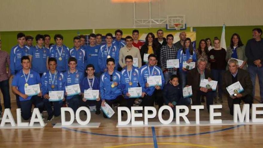 Foto de familia de los homenajeados en la gala celebrada ayer en Monte da Vila. // Muñiz