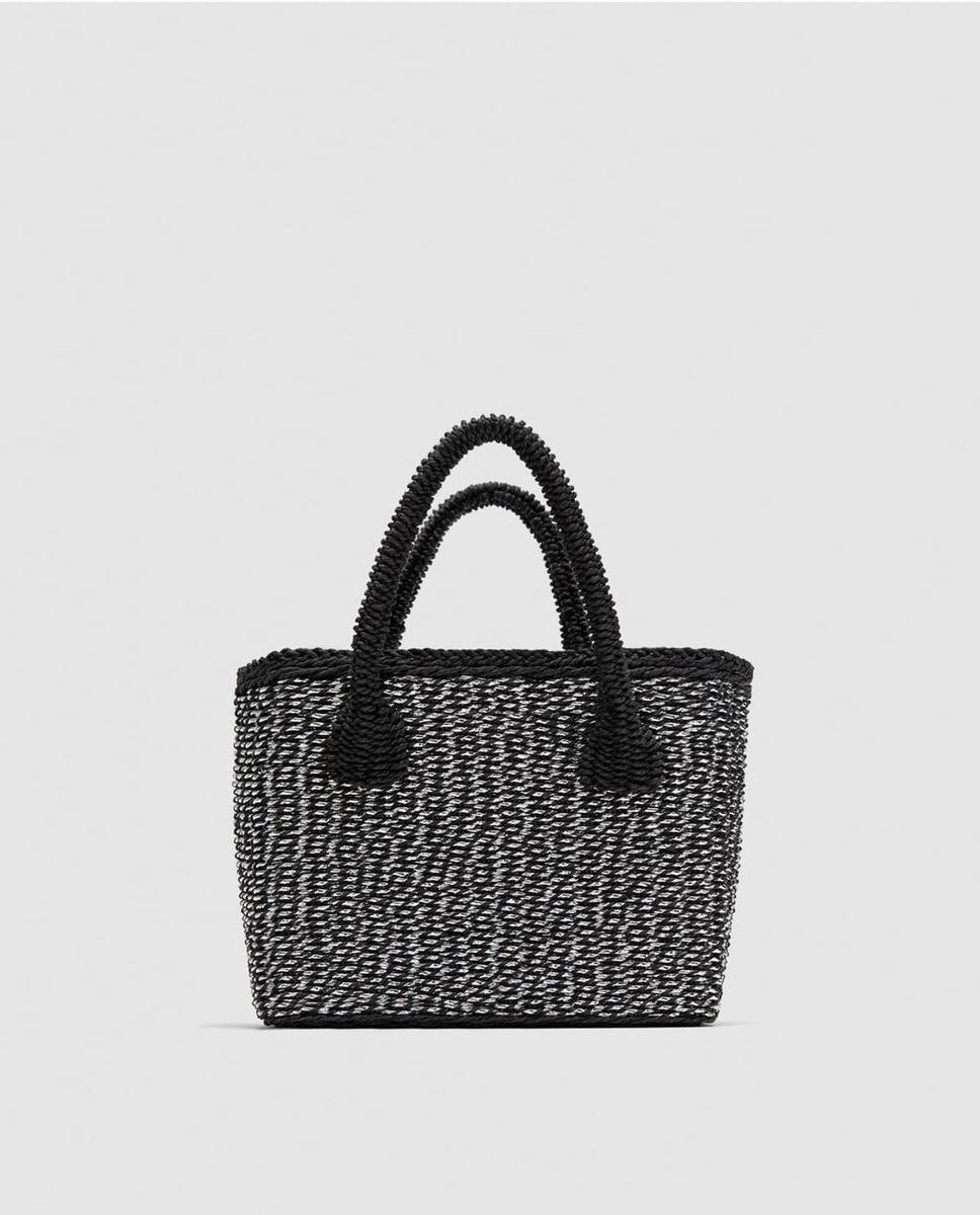 Bolso shopper con efecto metalizado de Zara. (Precio: 25, 95 euros)