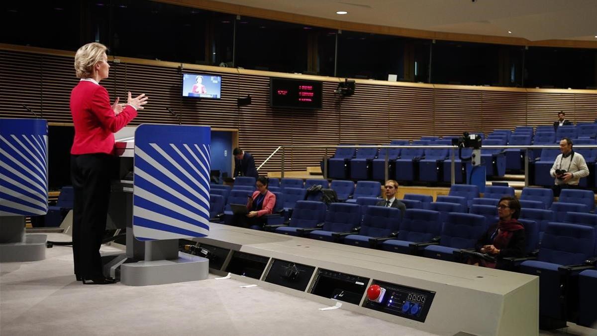 La presidenta de la Comisión Europea, Ursula von der Leyen, durante una reuda de prensa este jueves en Bruselas.