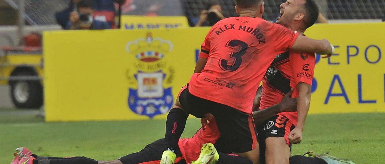 Elady Zorrilla (d), celebra su tanto de ayer contra la UD Las Palmas.