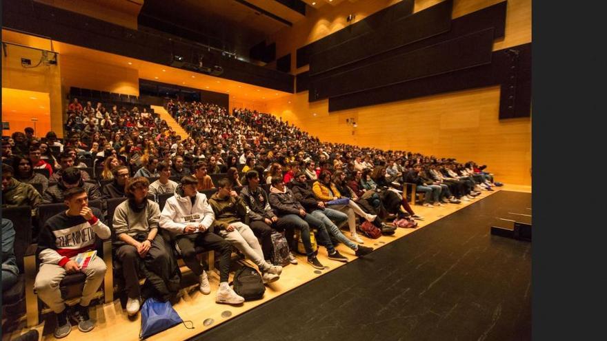 Cerca de 1.000 alumnos de secundaria visitan la UJI el primer día de Puertas Abiertas