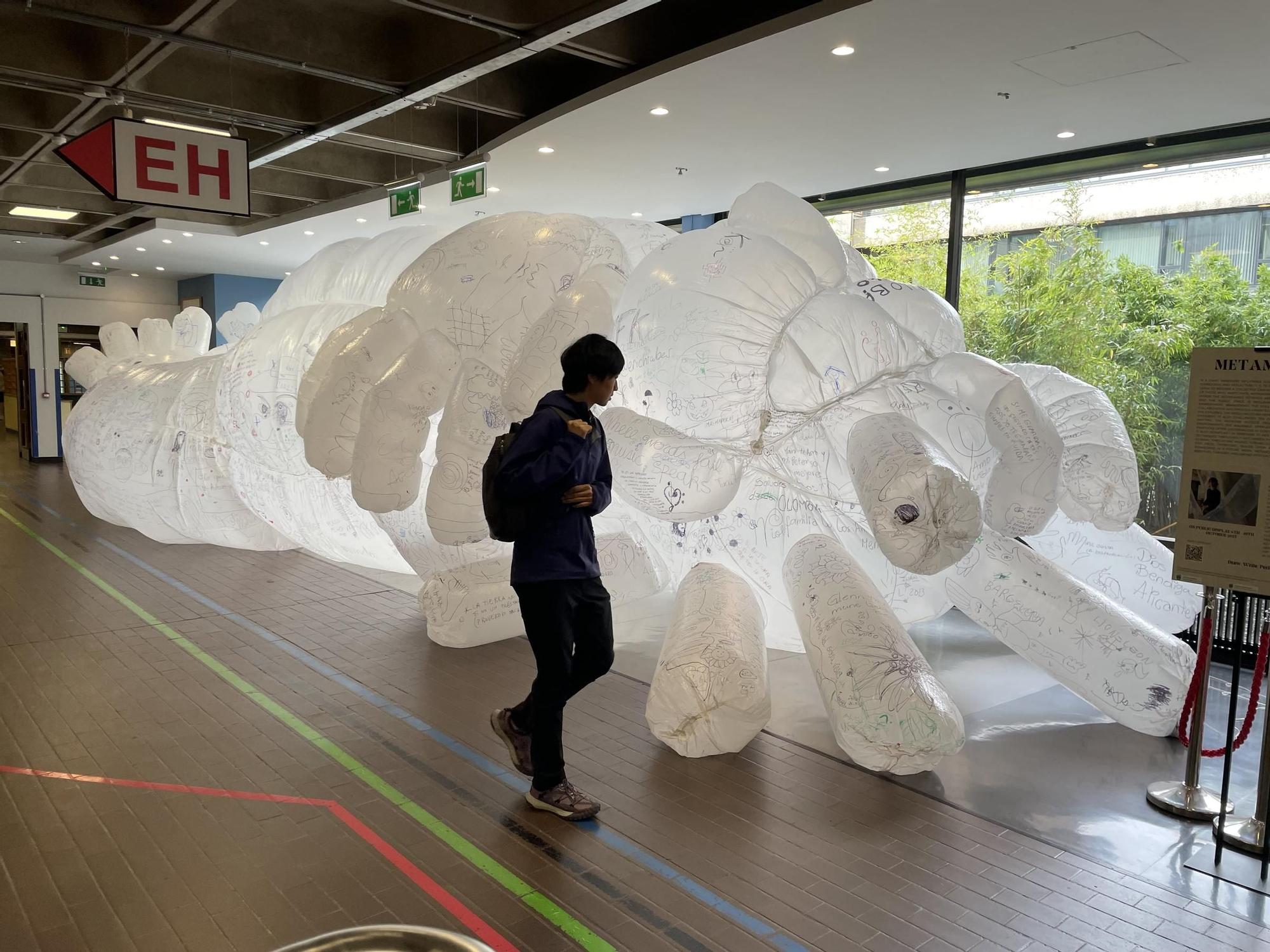 La artista alicantina Olga Diego expone una escultura inflable en Dublín