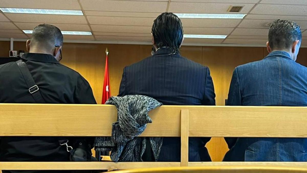 'El Cubita' (M.A.), Rafael Amargo y Juan Eduardo S., acusados de vender droga en un piso en Madrid, en la priemra sesión de juicio.